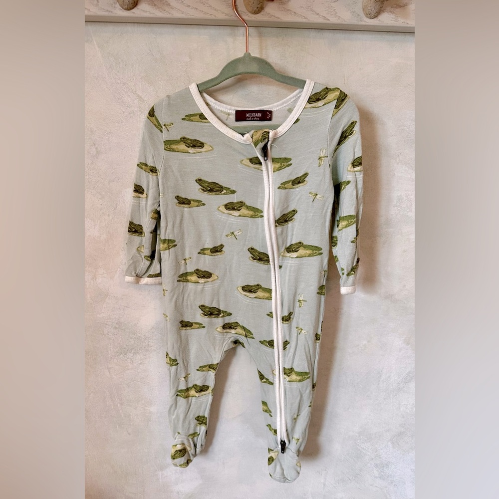 Milkbarn Baby zippered footie in frog print size 6-9 months